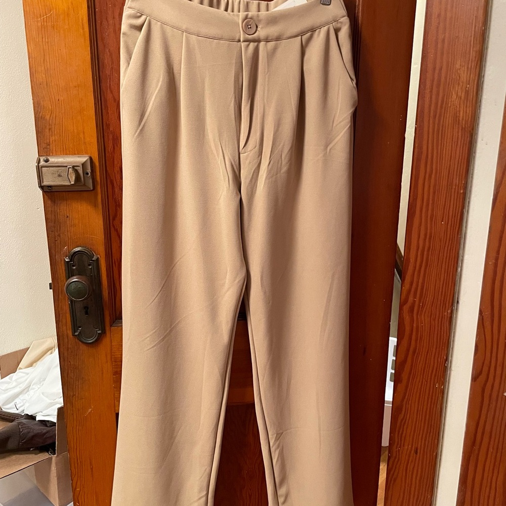 BRAND NEW NWT | Pleated Khaki Pants